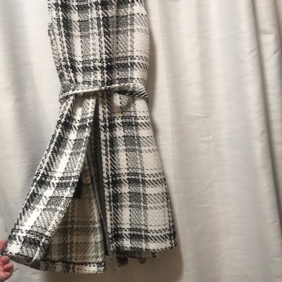 BCBG Heavyweight Plaid Sleeveless Trench - Picture 5 of 6